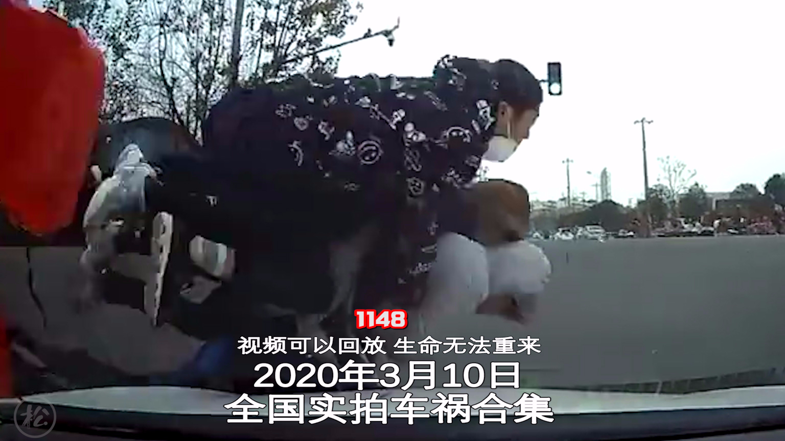 1148期:新手男子借朋友特斯拉散心,转眼就将小货车撞出20米【20200310全国车祸合集】